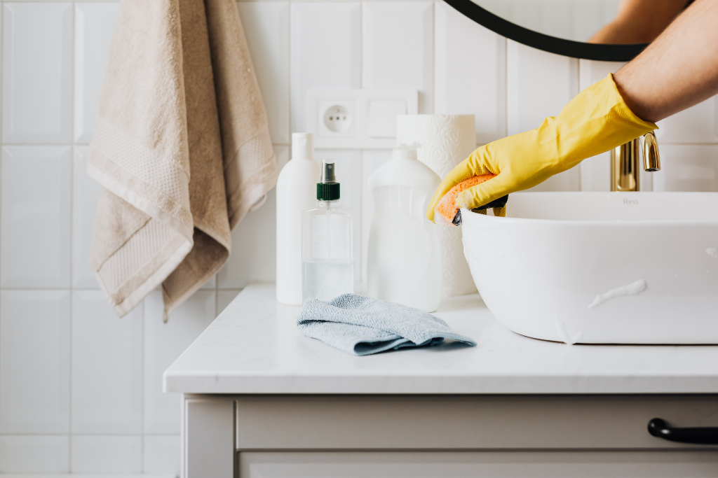 Femme qui nettoie une salle de bain
